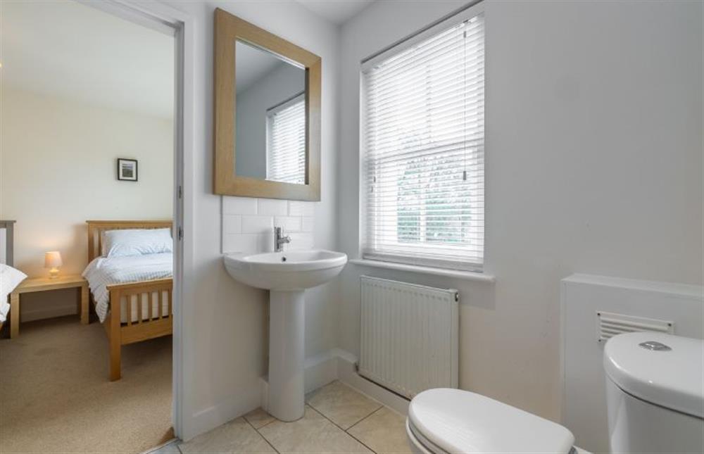 Holly House: Twin bedroom shared en-suite at Holly House, Wells-next-the-Sea