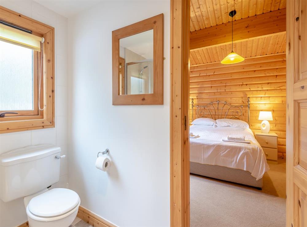 En-suite at Holly Lodge in Kenwick, near Louth, Lincolnshire