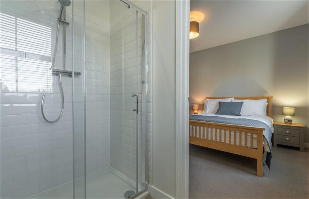 First floor: En-suite shower room in master bedroom at Holly Lodge, Wells-next-the-Sea