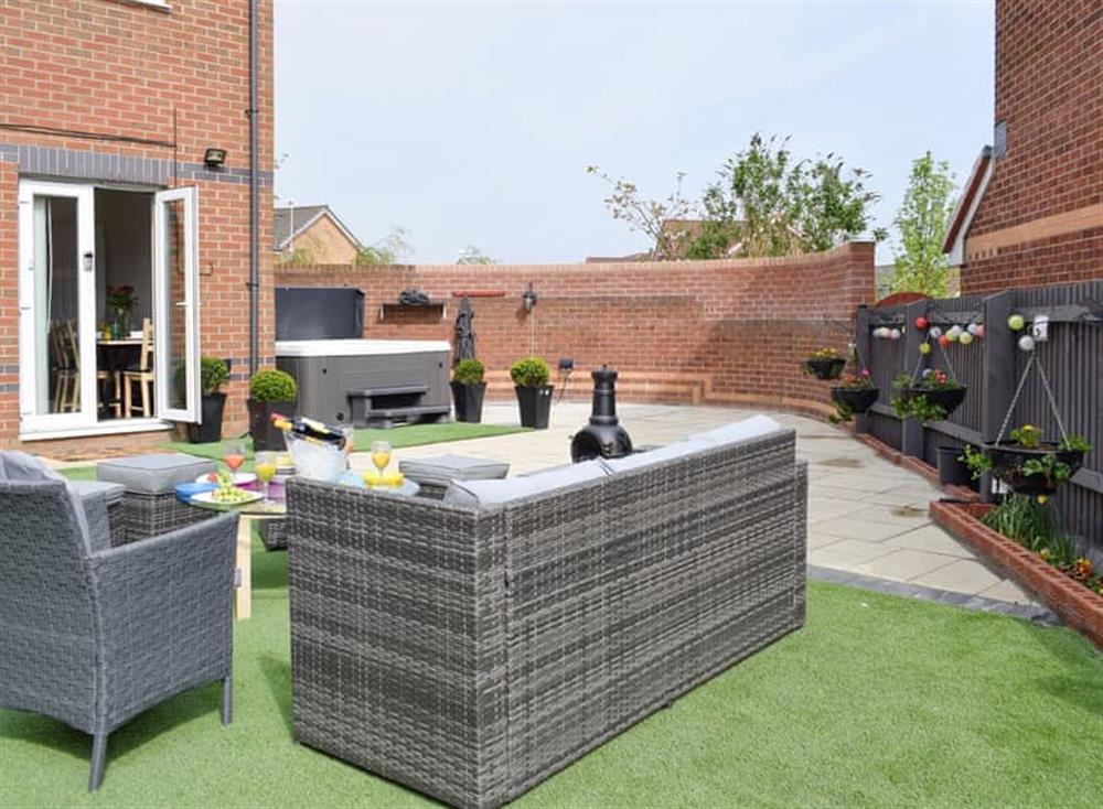 Stunning outdoor area with hot-tub and outdoor furniture at Hollybrae House in Kirkcaldy, near Anstruther, Fife