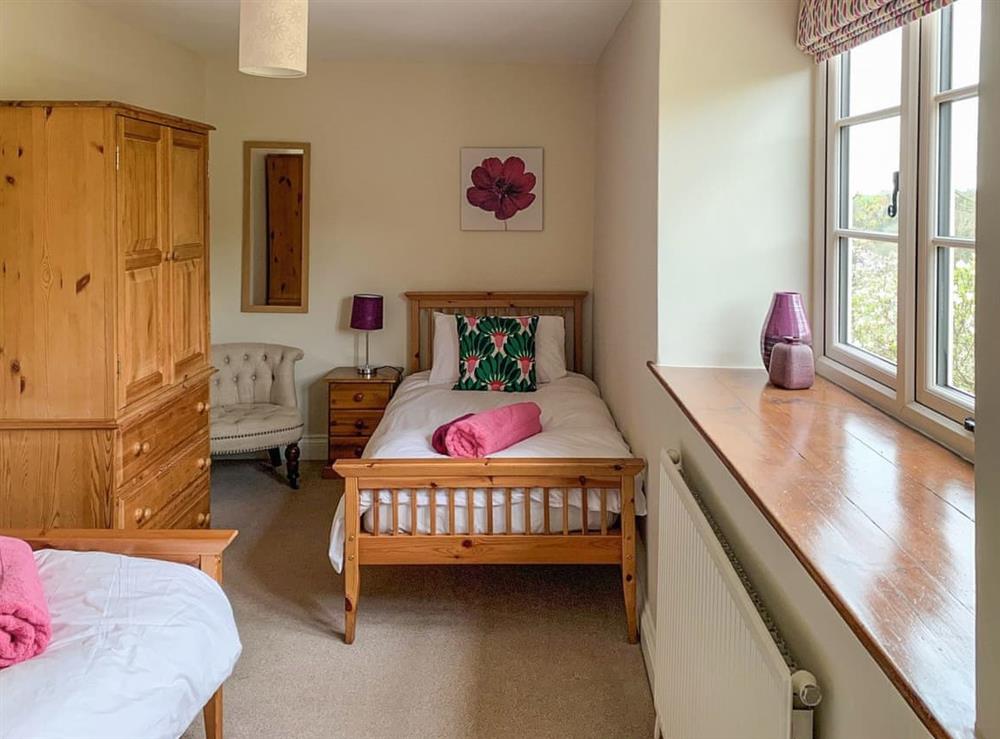 Twin bedroom at Hollywell Barn in Menheniot, near Liskeard, Cornwall
