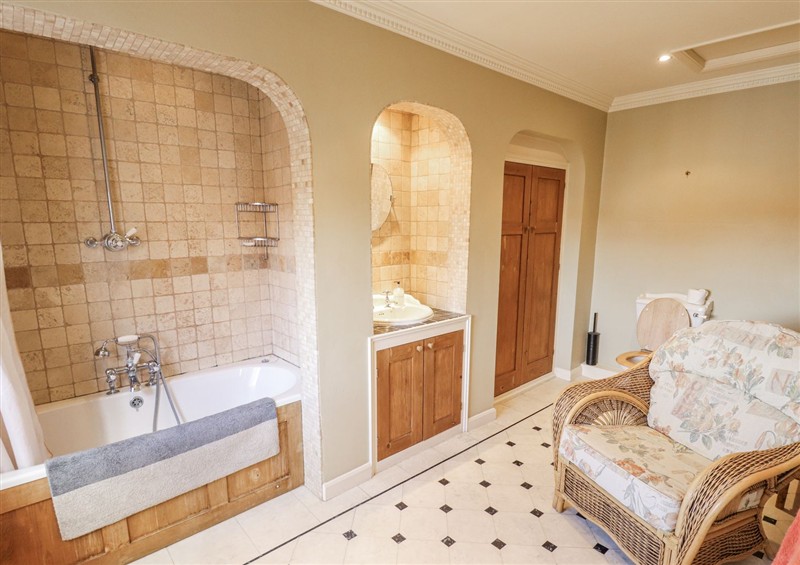 The bathroom (photo 2) at Holme Farm, Ruskington