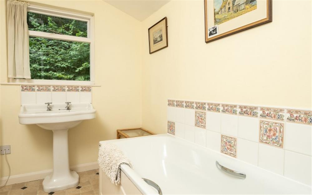 The Jack and Jill bathroom that can either be a family bathroom accessed from the hall, or an ensuite bathroom accessed from the double bedroom.  at Holne Chase Grooms Cottage in Ashburton