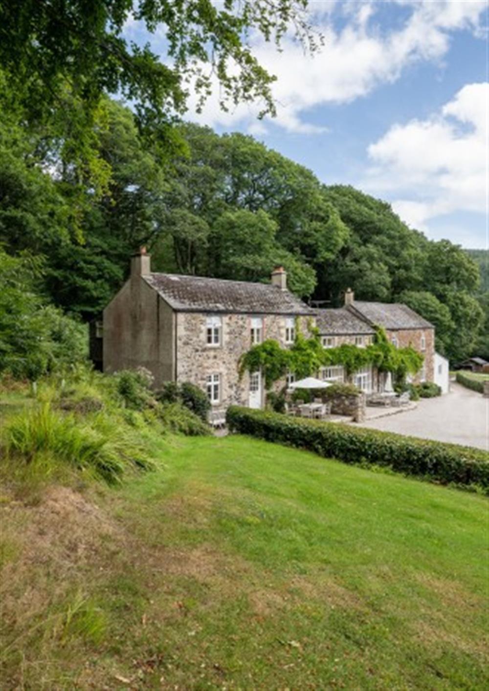 Holne Chase Grooms Cottage is a detached property