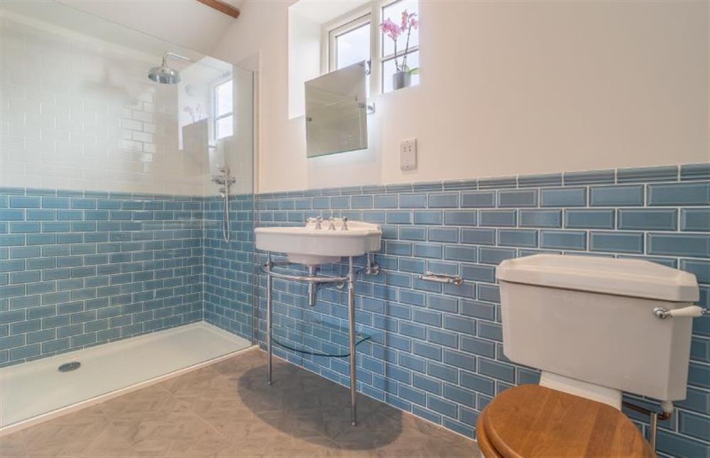 The spacious en-suite bathroom with walk-in shower at Holt Coach House, Sudbury