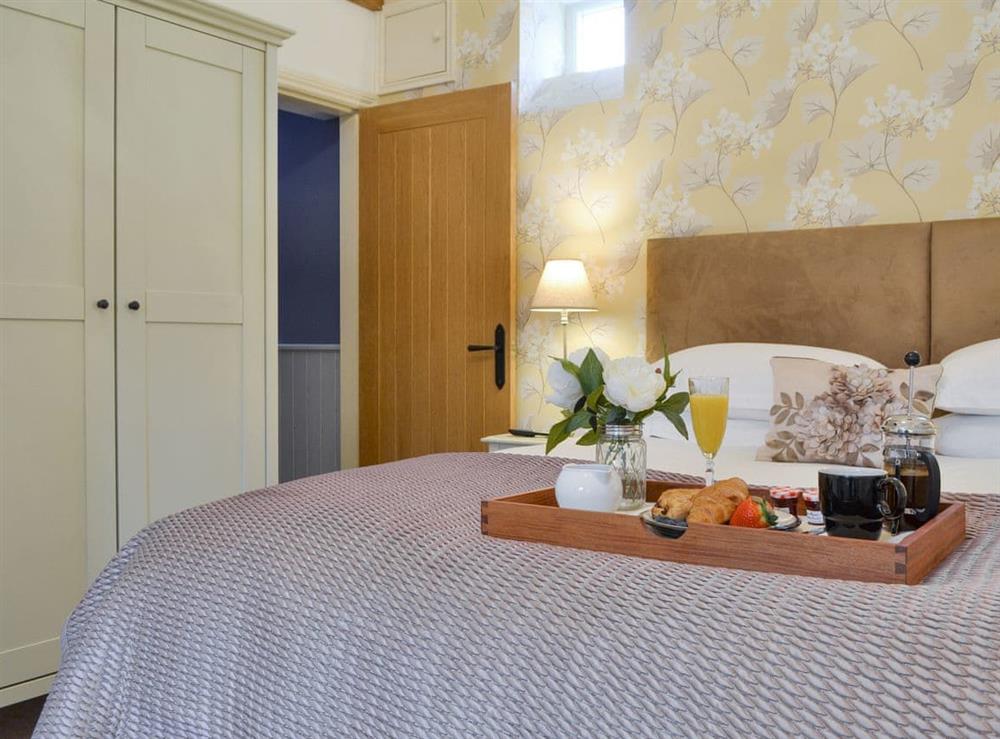 Ample storage within the en-suite double bedroom at Applegate Cottage, 