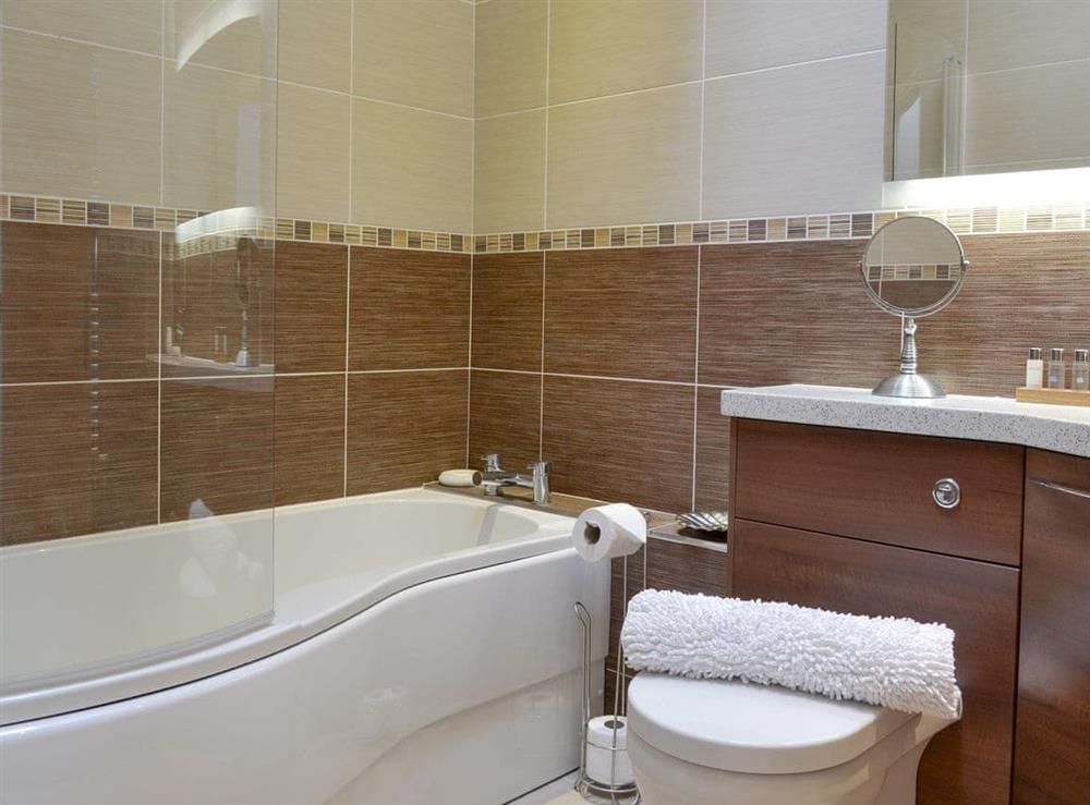 Family bathroom with shower over bath at Applegate Cottage, 