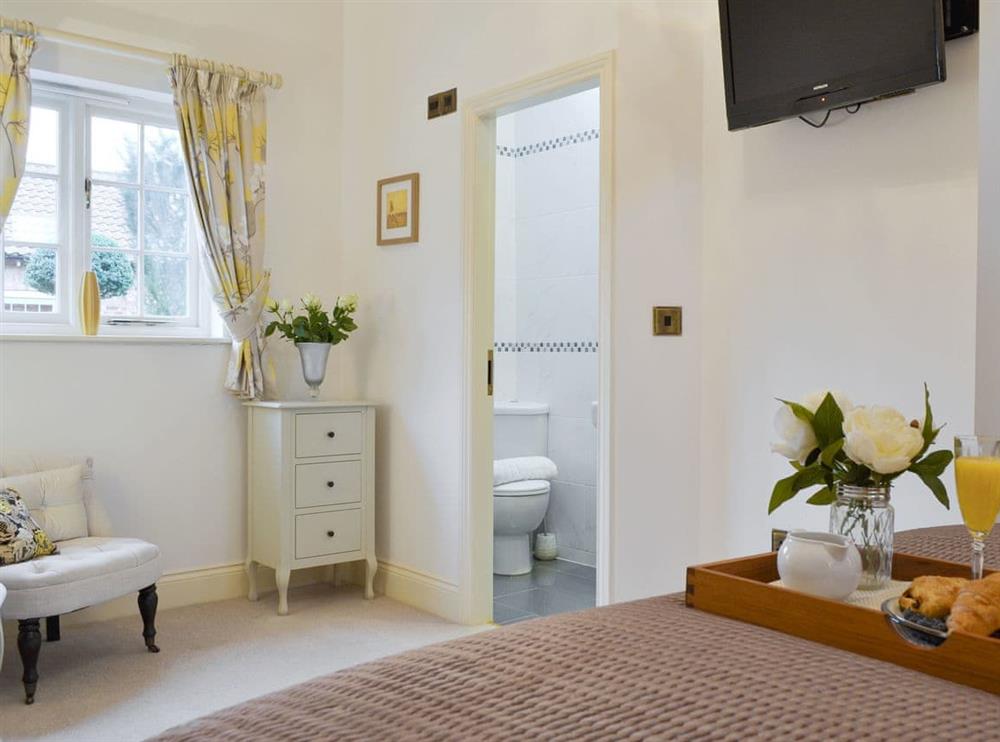 Light and airy en-suite double bedroom at Applegate Cottage, 