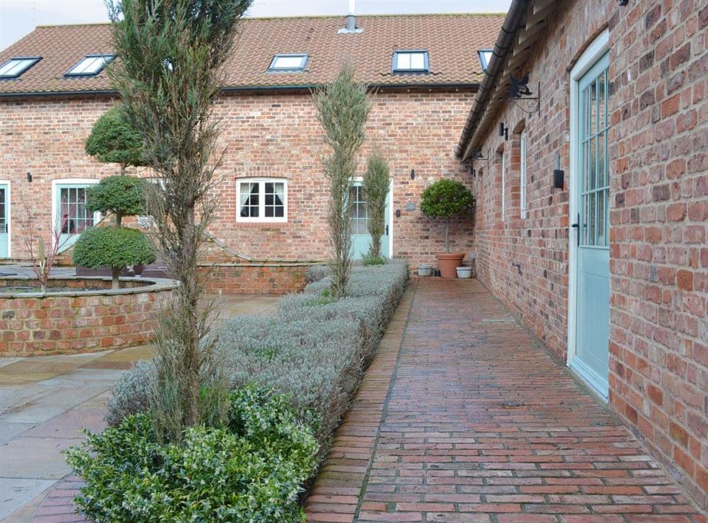 Lovely holiday homes surrounding a central courtyard at Applegate Cottage, 