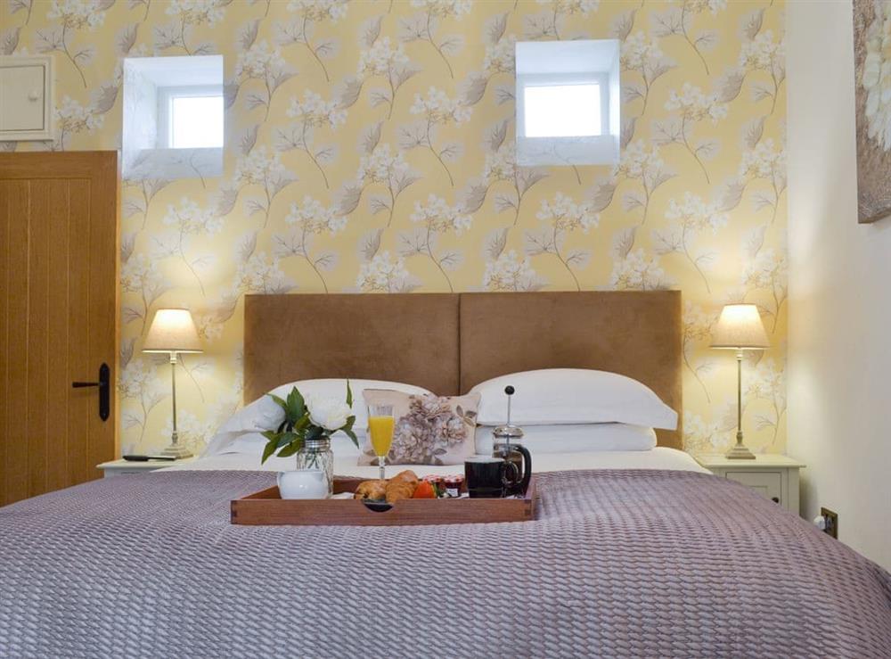 Relaxing en-suite double bedroom at Applegate Cottage, 