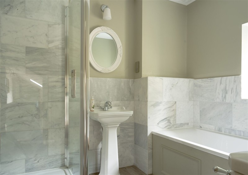 The bathroom at Holwell Farmhouse, Bampton