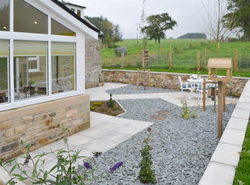 Paved and gravelled patio area at Hazelnut Cottage, 