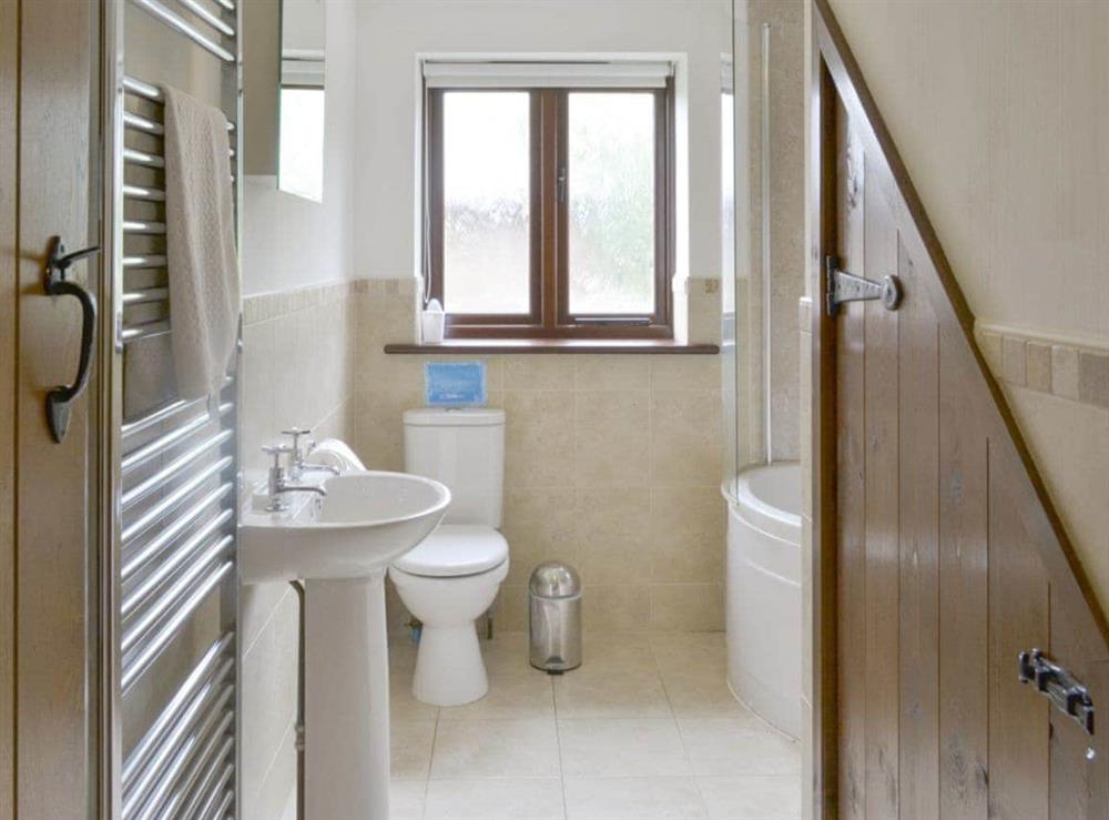 Family bathroom with shower over bath at Homeleigh Barn in Poundstock, Bude, Cornwall