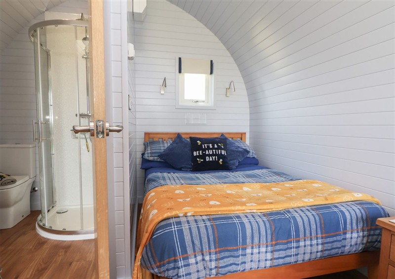 This is a bedroom at Honeypot Hideaways - Acacia, Higher Kinnerton