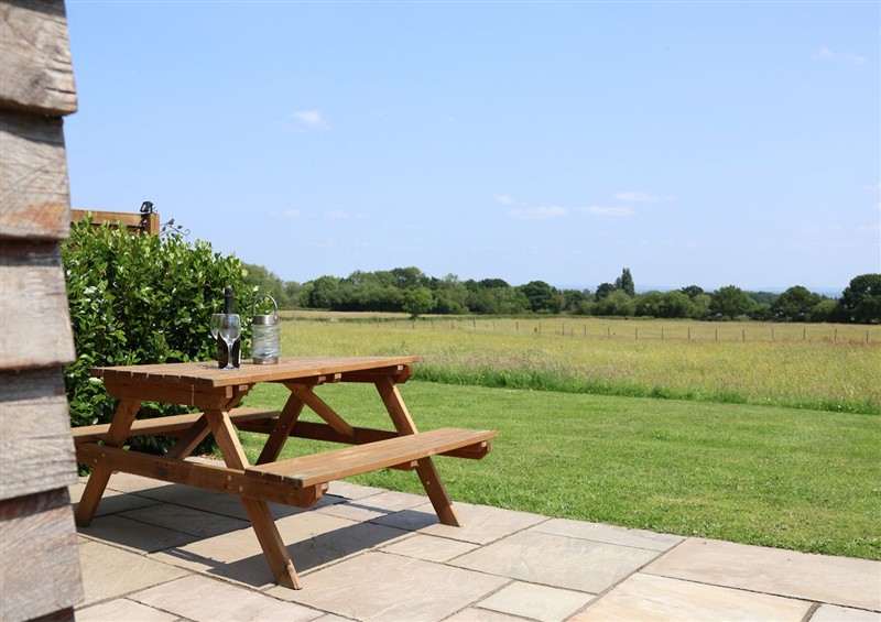 Enjoy the garden at Honeypot Hideaways - Manuka, Higher Kinnerton