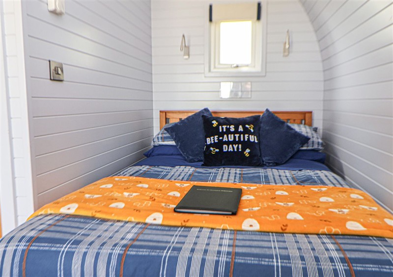This is a bedroom at Honeypot Hideaways - Manuka, Higher Kinnerton