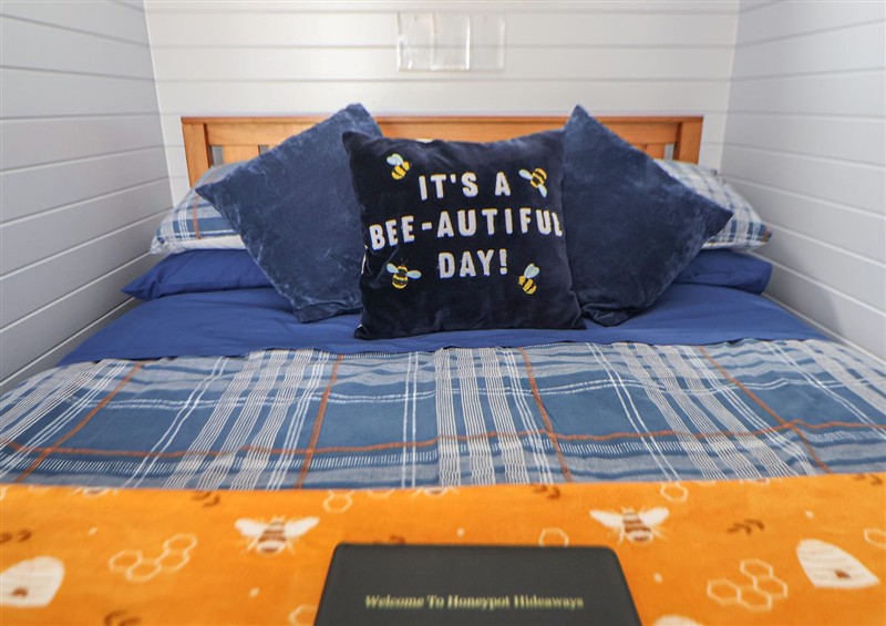 This is the bedroom at Honeypot Hideaways - Manuka, Higher Kinnerton