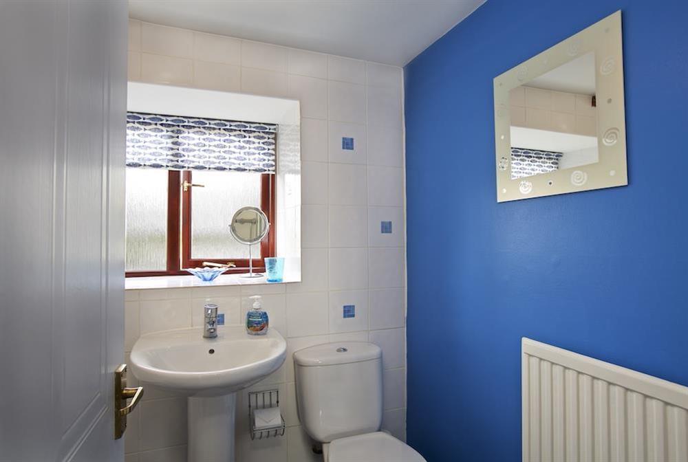 Family bathroom at Honeysuckle Cottage in Bigbury, Kingsbridge