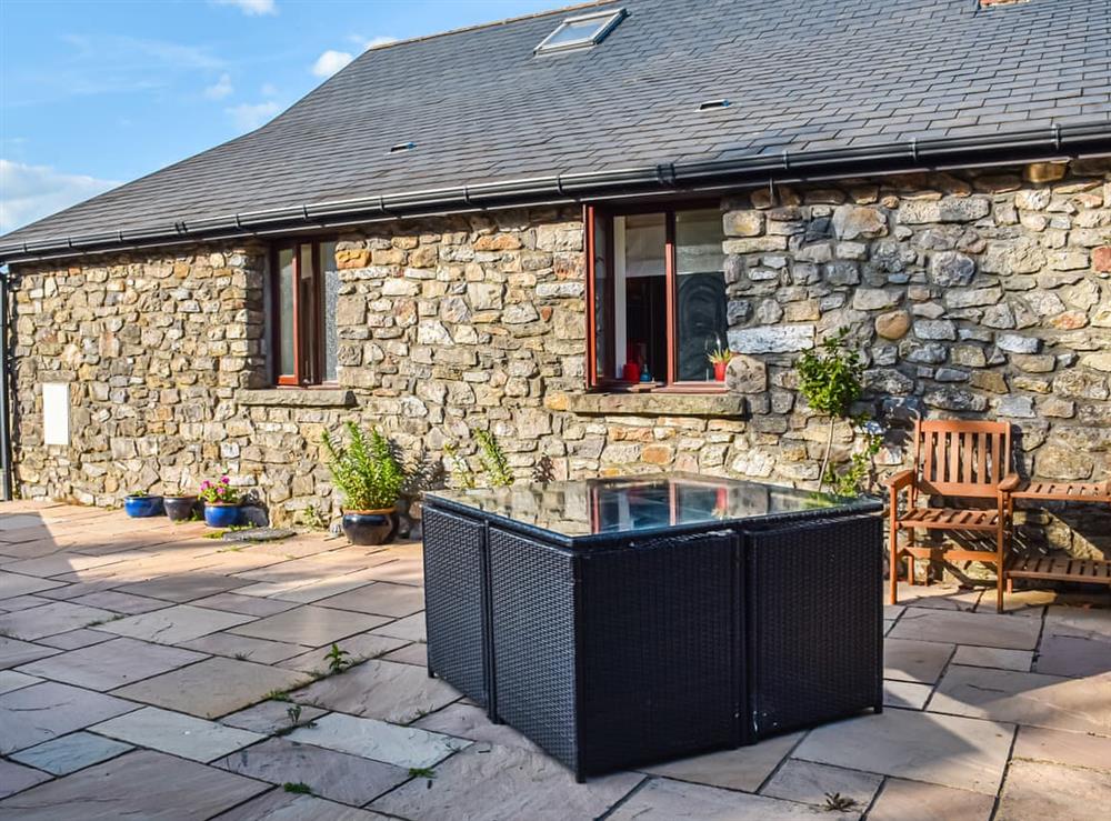 Sitting-out-area at Honeysuckle Cottage in Pennard, West Glamorgan