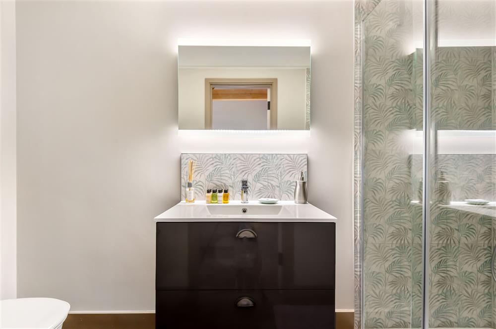 Master bedroom en-suite shower with walk-in shower (photo 2) at Hoods, Salwayash