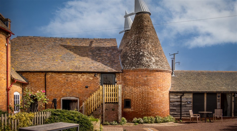 The exterior of Hop Kiln Mews and neighbouring cottages, Herefordshire at Hop Kiln Cart Barn in Bromyard, Herefordshire