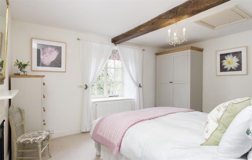 Master bedroom with 5’ king-size bed and en-suite shower room (photo 2) at Hope Cottage, Quenington
