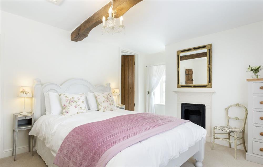 Master bedroom with 5’ king-size bed and en-suite shower room at Hope Cottage, Quenington