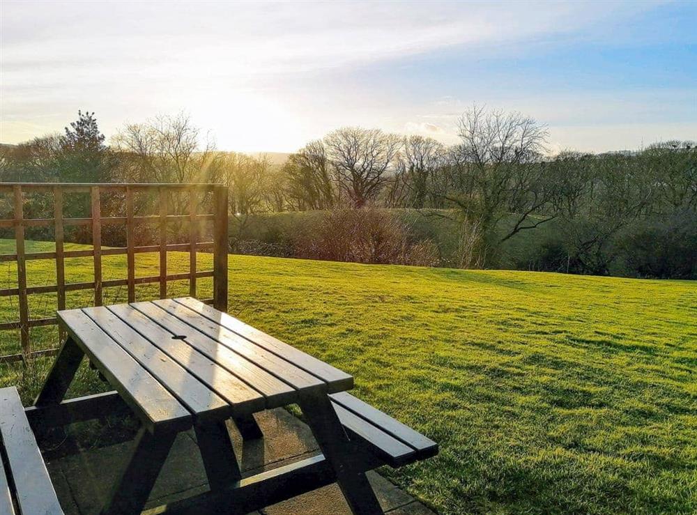 Patio area with picnic bench at Hope Cottage in Whitby, North Yorkshire