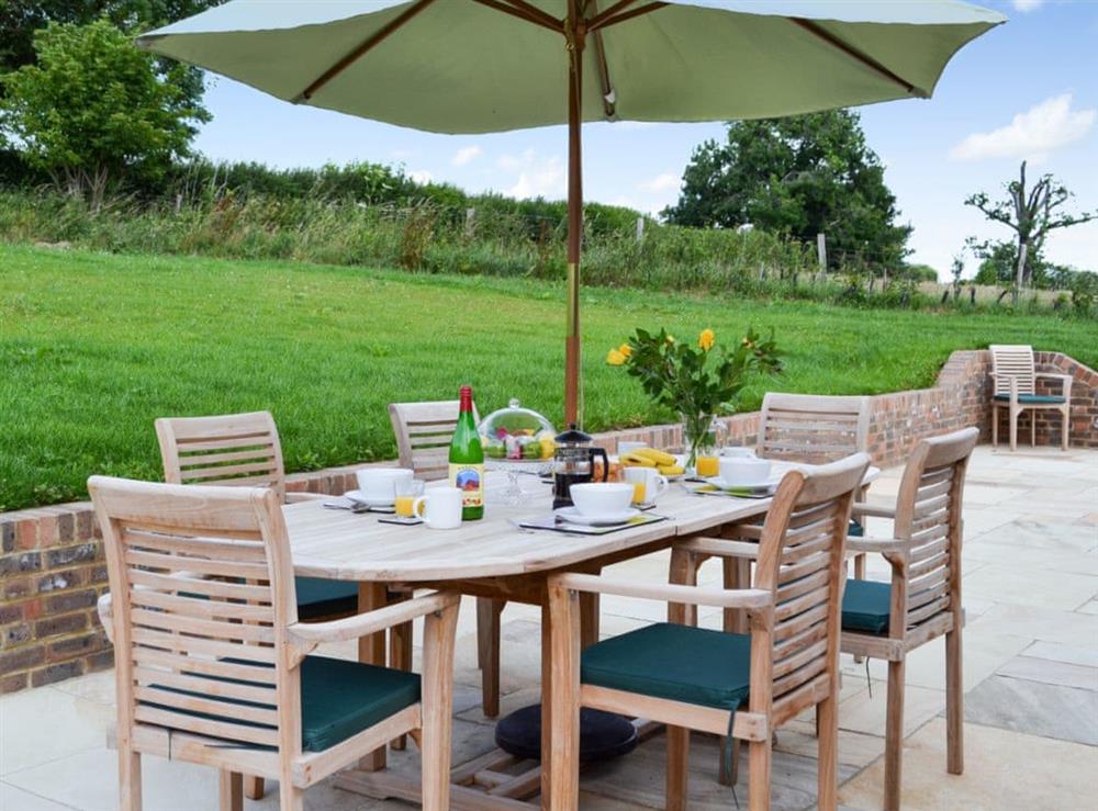 Outdoor dining area at Hoppers Cottage in Wadhurst, near Tunbridge Wells, East Sussex