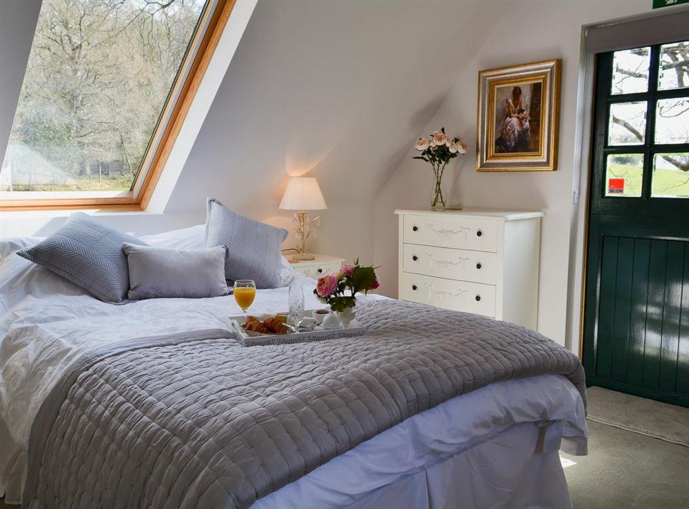 Attractive bedroom with kingsize bed and en-suite at Horncombe Stables in Ardingly, near Haywards Heath, Sussex, West Sussex