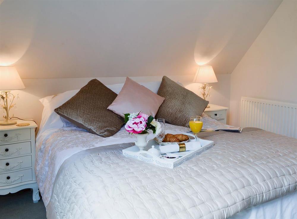 Relaxing bedroom with kingsize bed and en-suite at Horncombe Stables in Ardingly, near Haywards Heath, Sussex, West Sussex