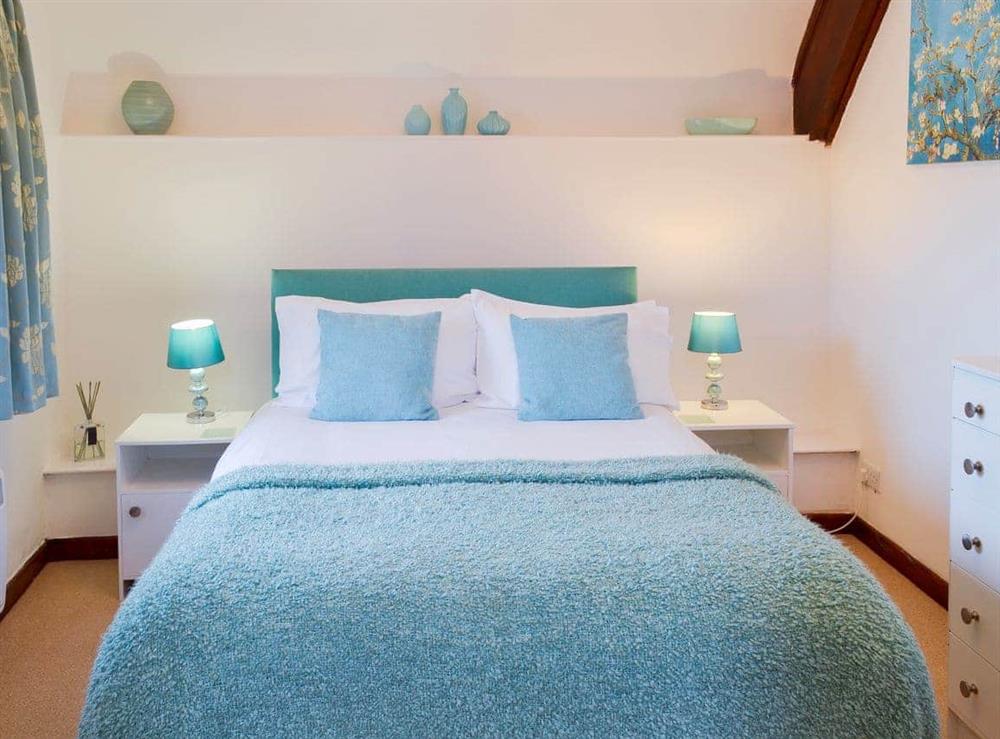 Double bedroom with en-suite at Horselake Farm Cottages: Discovery in Cheriton Bishop, Devon