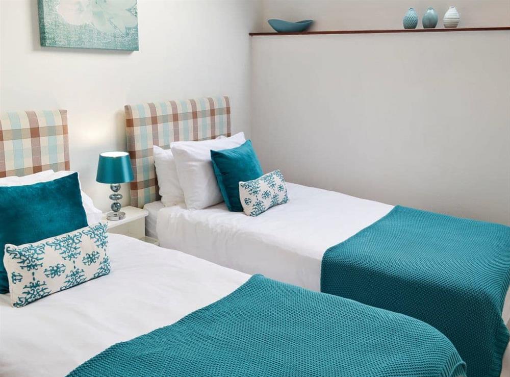 Twin bedroom with en-suite at Horselake Farm Cottages: Discovery in Cheriton Bishop, Devon