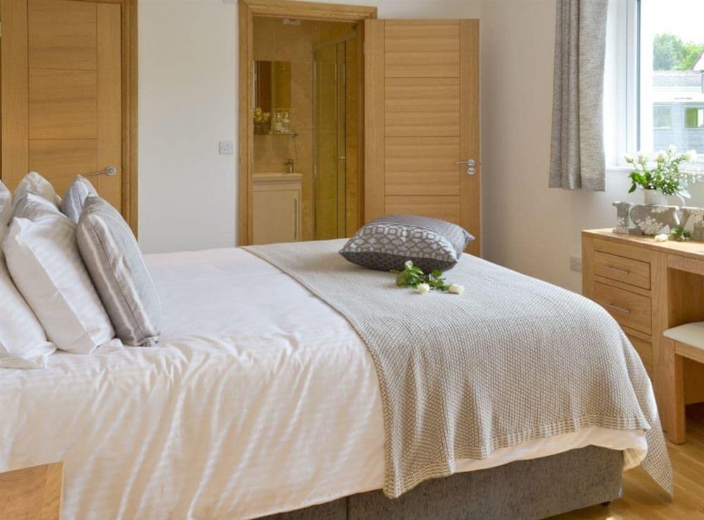 Comfortable double bedroom with en-suite at Florina, 