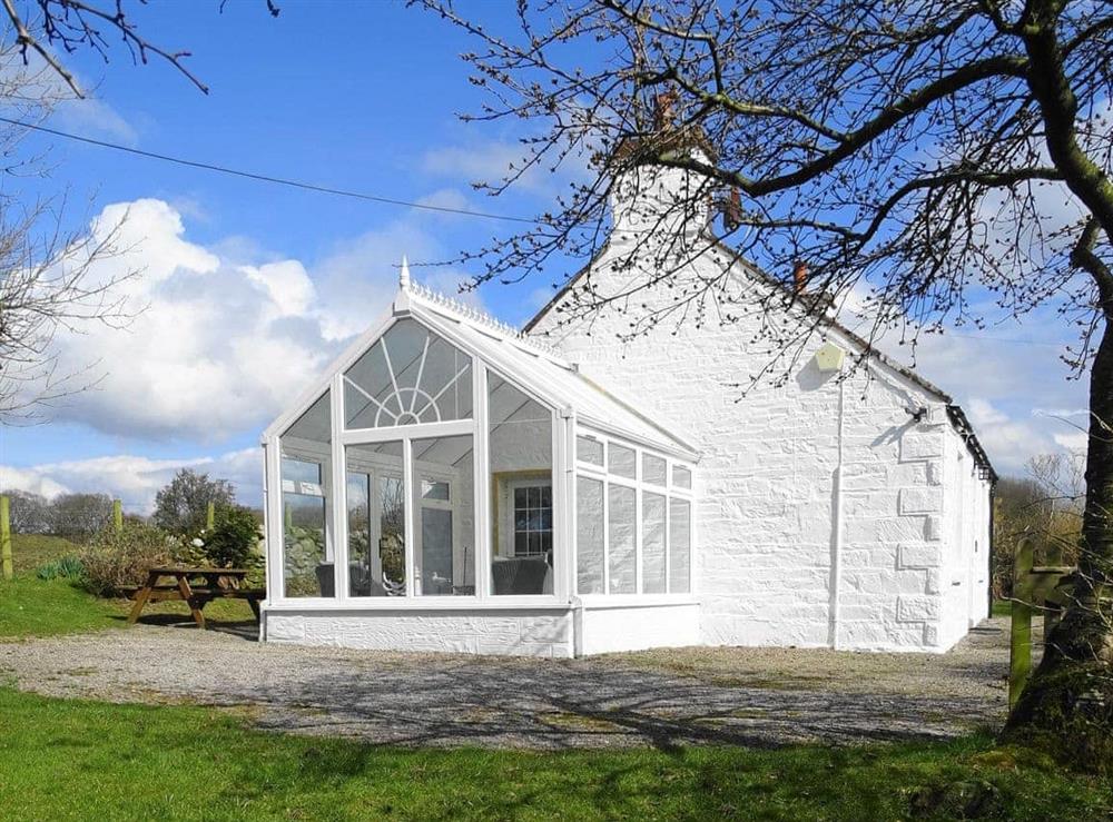 Charming whitewashed Victorian holiday cottage with wonderful conservatory at Horsepark Cottage in Gatehouse of Fleet, Kirkcudbrightshire