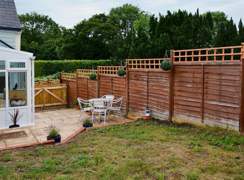 Enclosed lawned garden with sitting-out area and garden furniture (photo 2) at Horseshoe Cottage in Porchfield, near Cowes, Isle of Wight, England