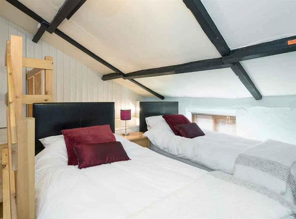 Charming twin bedroom with beams at Horseshoes House, 