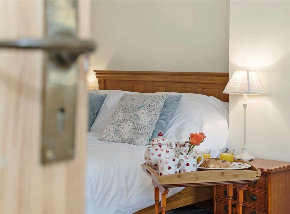 Elegantly decorated double bedroom with kingsize bed (photo 2) at Horseshoes House, 