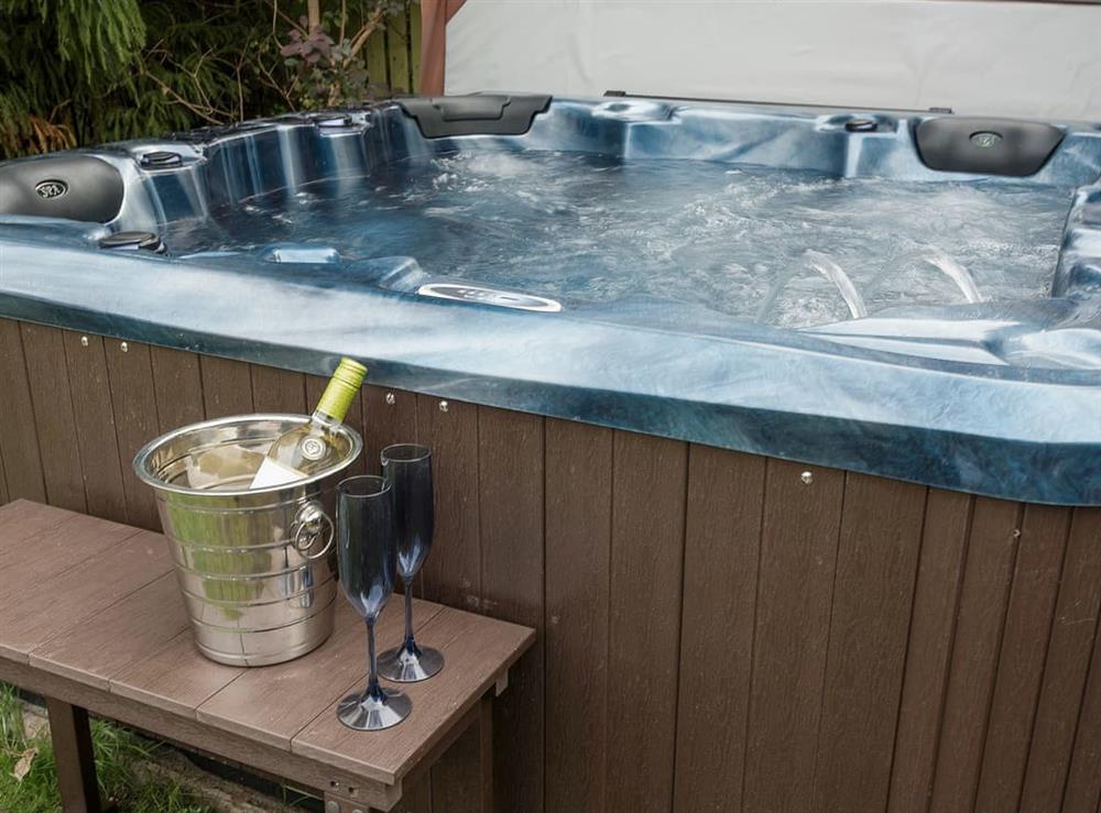 Relaxing hot tub at Horseshoes House, 