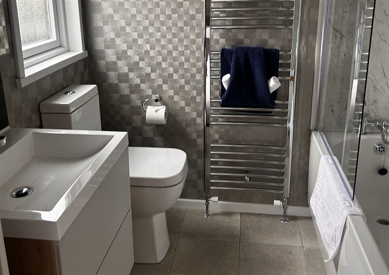 The bathroom at Hotchkin Lodge, Woodhall Spa