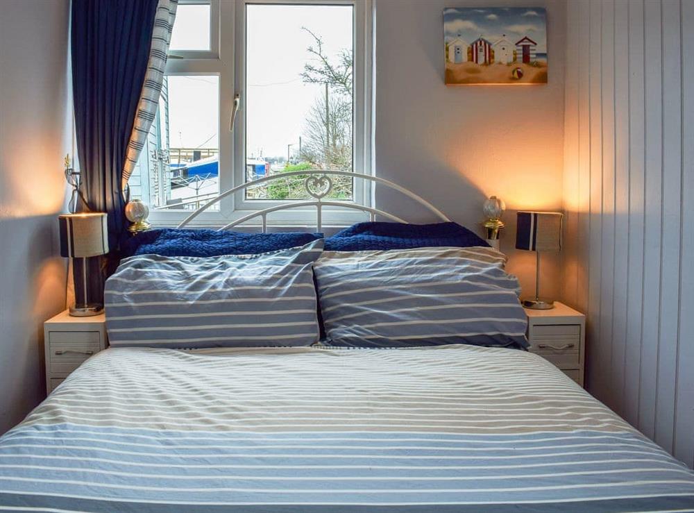 Double bedroom at Houseboat Heyvon in Bembridge, near Brading, Isle of Wight