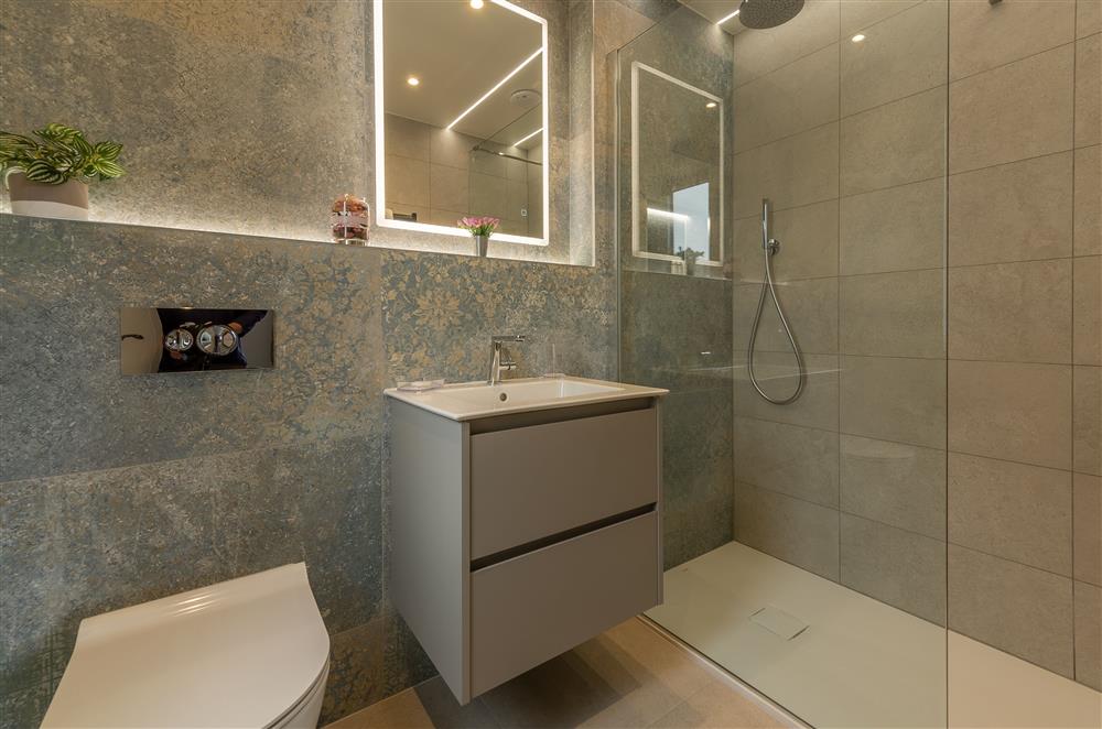 En-suite shower room to bedroom two at Howe Top, Bowness-On-Windermere