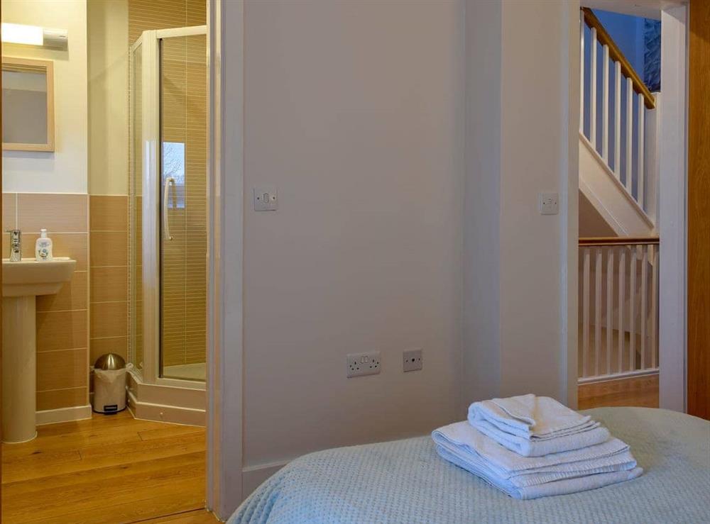 Double bedroom with en-suite (photo 2) at Howells Mere in Somerford Keynes, Gloucestershire