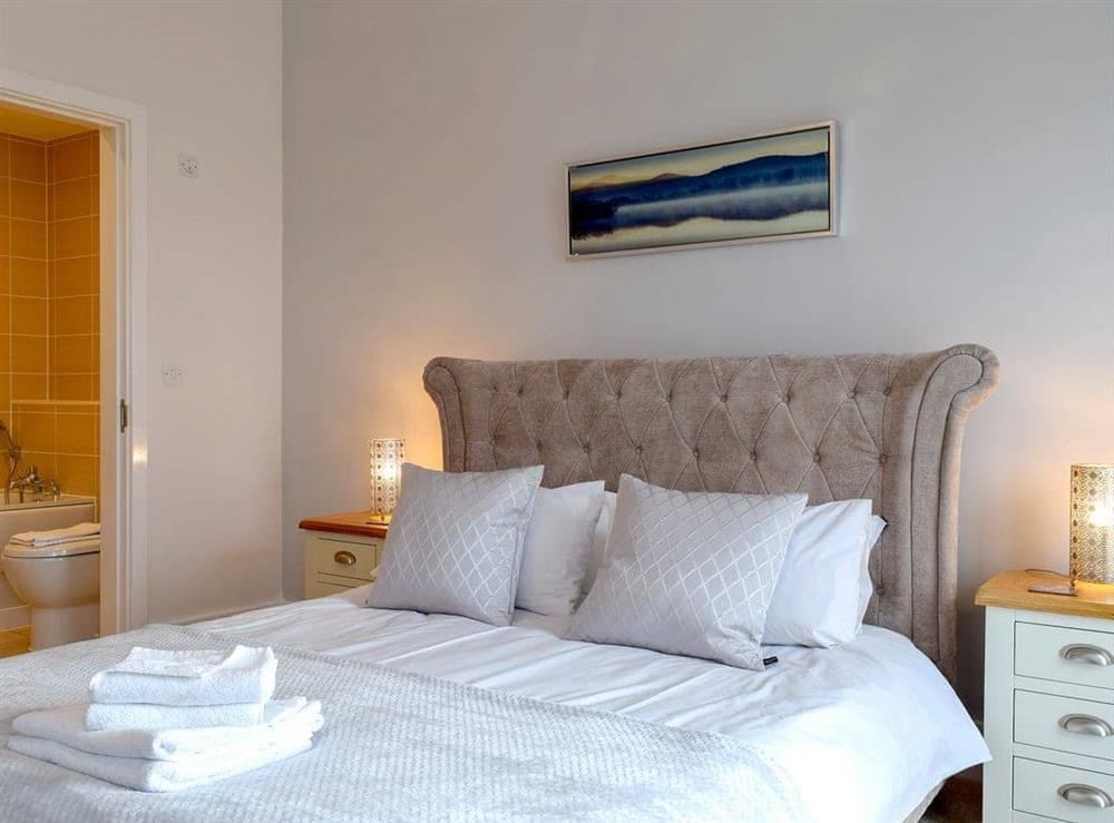 Double bedroom with en-suite (photo 4) at Howells Mere in Somerford Keynes, Gloucestershire