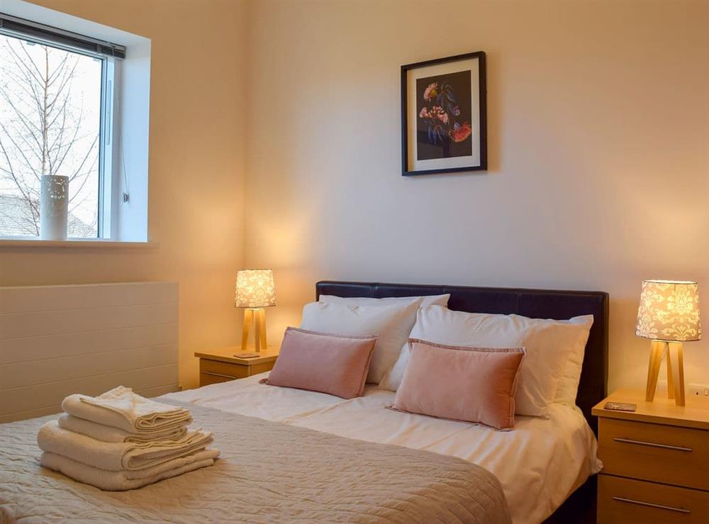 Double bedroom with en-suite (photo 5) at Howells Mere in Somerford Keynes, Gloucestershire