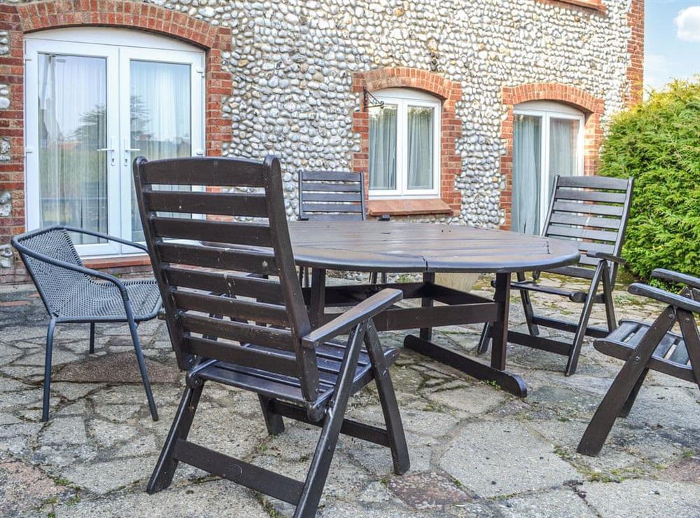 Sitting-out-area at Hoxne House in Weybourne, Norfolk