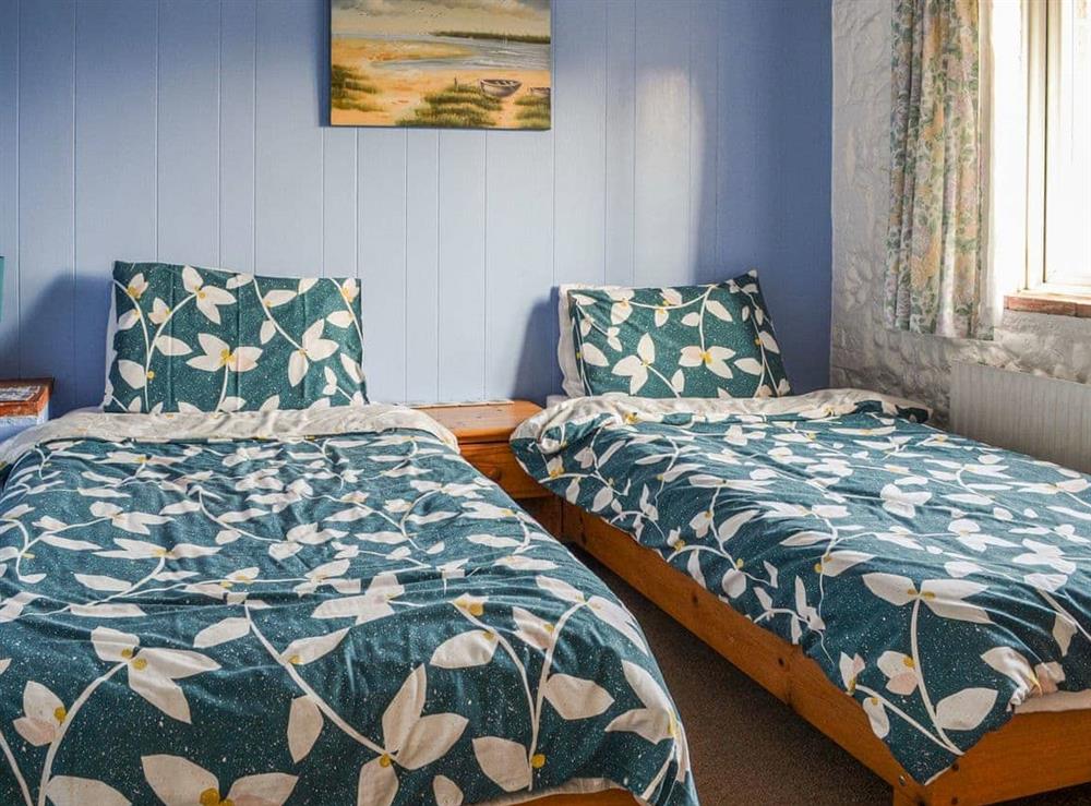 Twin bedroom at Hoxne House in Weybourne, Norfolk