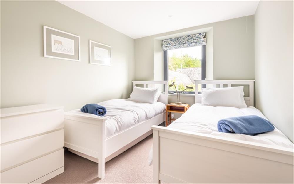 The twin bedroom  at Huccombe Farmhouse in Beesands