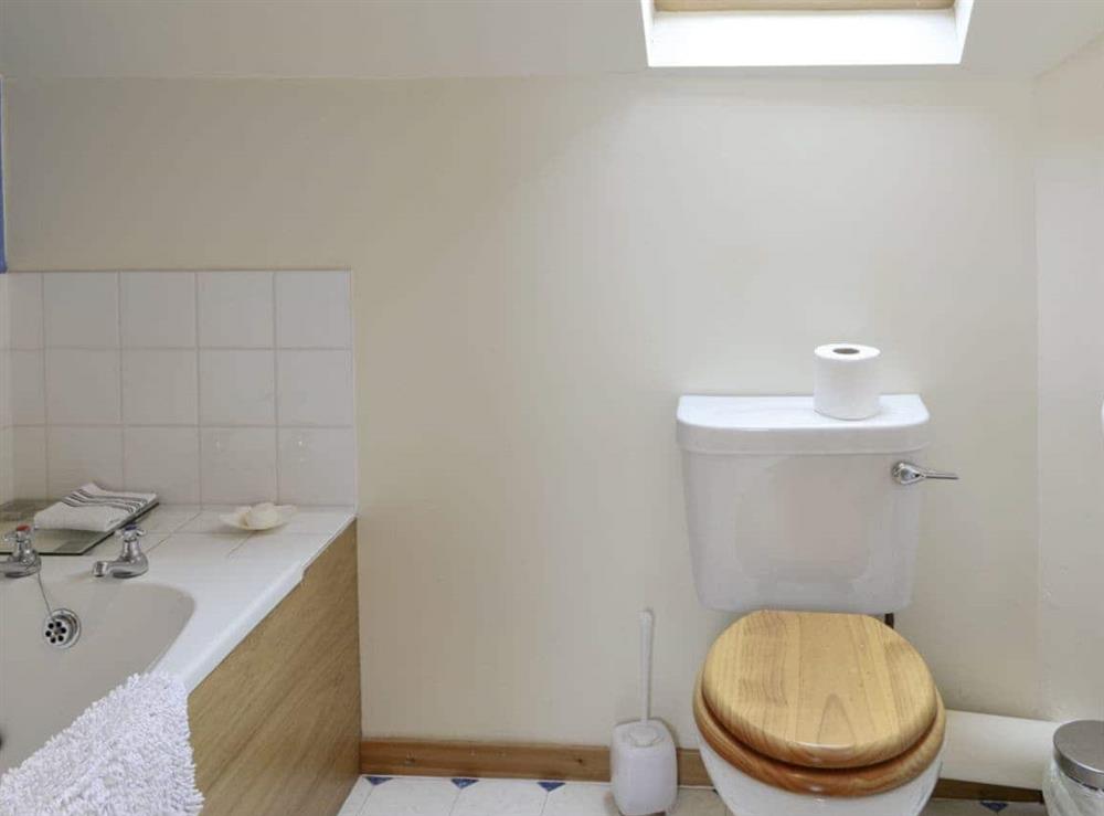 En-suite bathroom at Hume Orchard Steading in Hume, near Kelso, Roxburghshire
