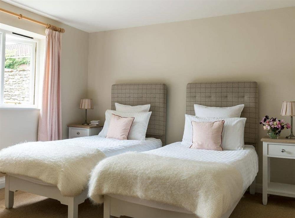 Sumptuous twin bedroom with en-suite at Hungate Garden Cottage in Hungate, Pickering, North Yorkshire., Great Britain